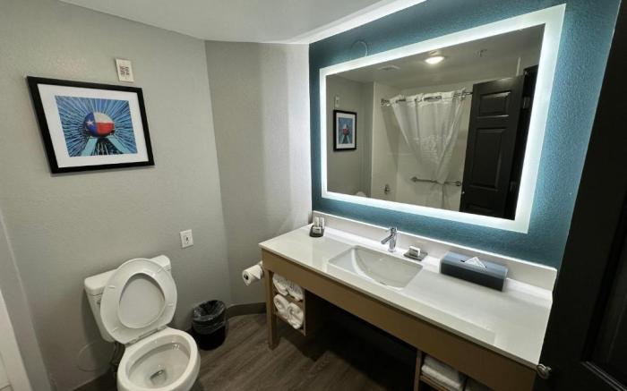 La Quinta Inn & Suites by Wyndham Dallas Arlington South