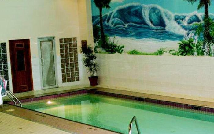 Rosedale on Robson Suite Hotel