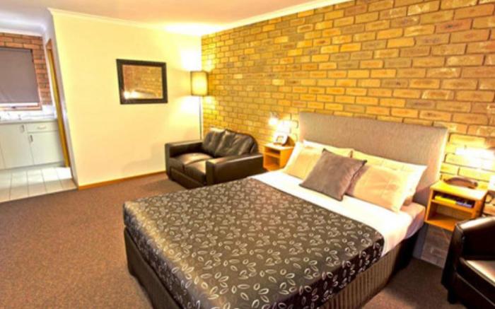 Statesman Motor Inn