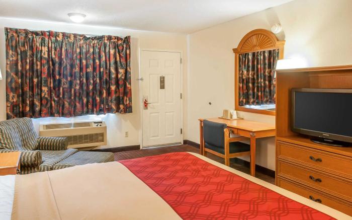 Econo Lodge West - Coors Blvd