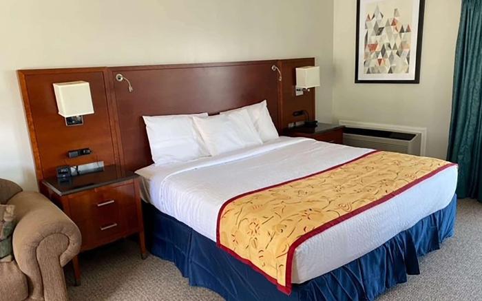 Days Inn & Suites by Wyndham St. Ignace Lakefront