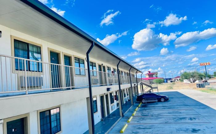 OYO Garden Inn and Suites Pearsall I-35 East