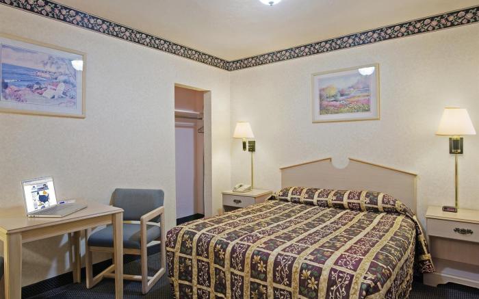 Riverside Inn & Suites
