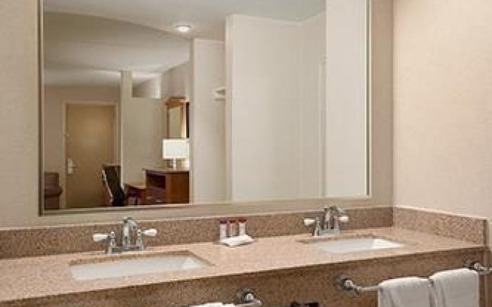 Ramada by Wyndham Rockville Centre