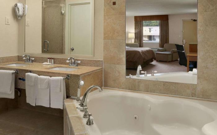 Ramada by Wyndham Rockville Centre