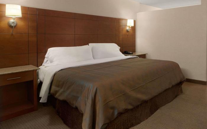 Ramada by Wyndham Rockville Centre