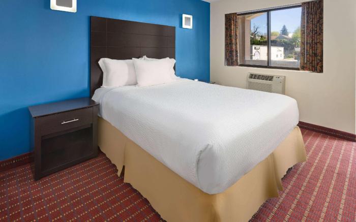 Travelodge by Wyndham Manhasset