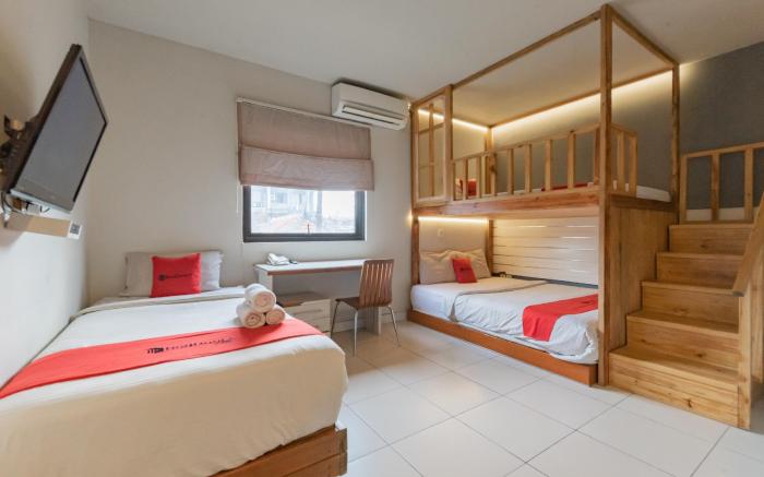 RedDoorz Plus near Asia Afrika 3