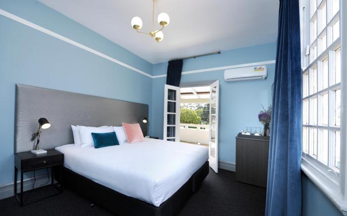 The Stirling Arms Hotel