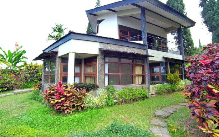 Villa 4-BR Klub Bunga No. 8 Batu Malang