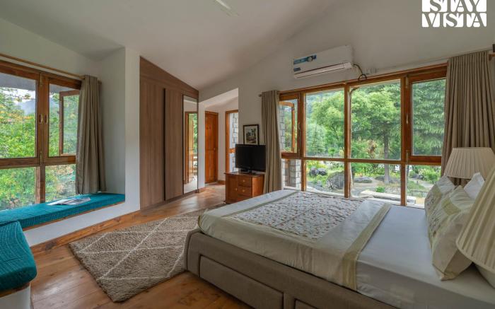 StayVista at Moets Waterfront Estate 3 BR Raison