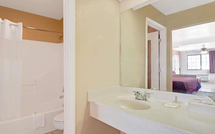 Days Inn & Suites by Wyndham Braunig Lake