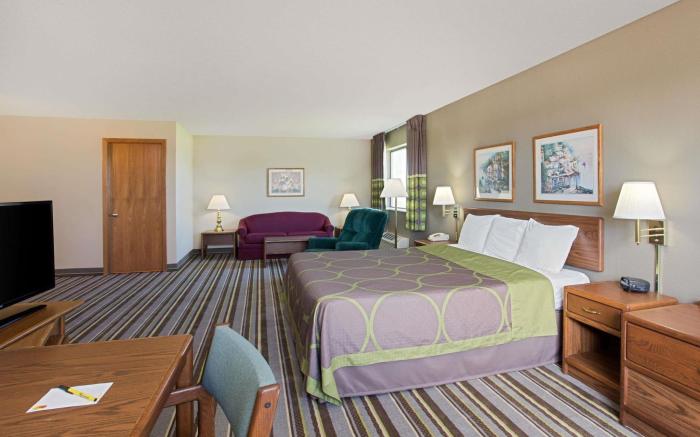 Super 8 By Wyndham Charles City