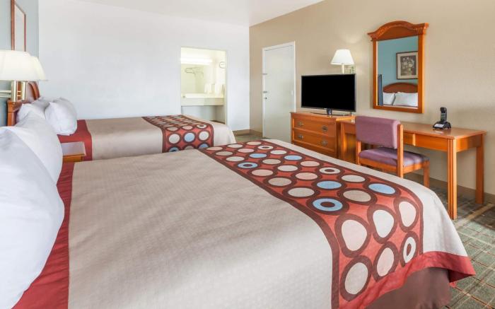 Super 8 By Wyndham Forney/East Dallas