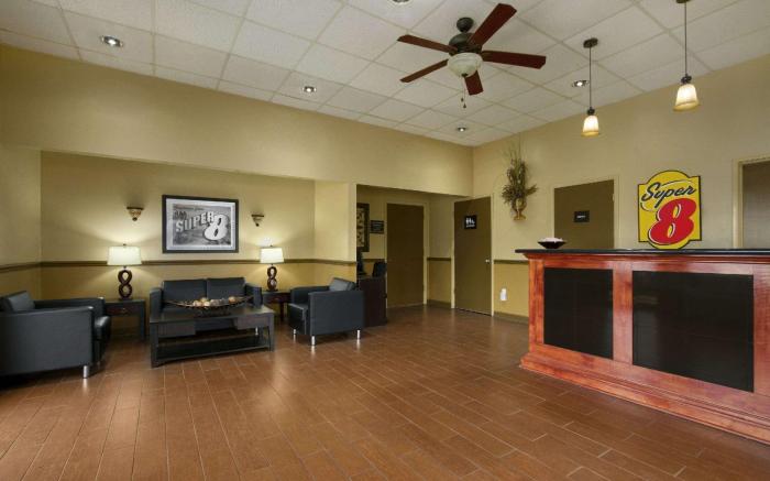 Super 8 By Wyndham Tupelo Airport