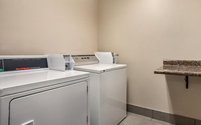 Country Inn & Suites by Radisson, Dakota Dunes, SD