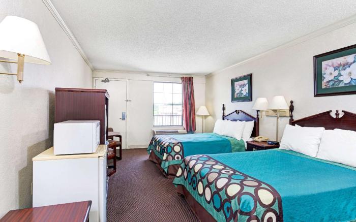 Super 8 By Wyndham Clarksville East