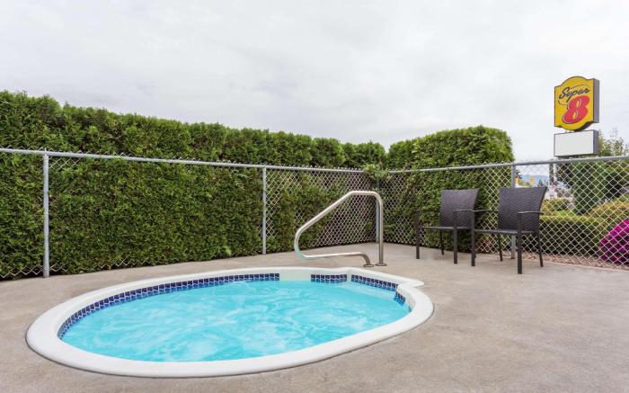 Super 8 By Wyndham Lake Country/Winfield Area