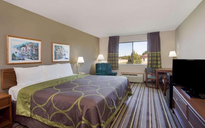 Super 8 By Wyndham Charles City