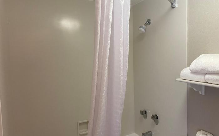 Days Inn & Suites by Wyndham Arlington Heights