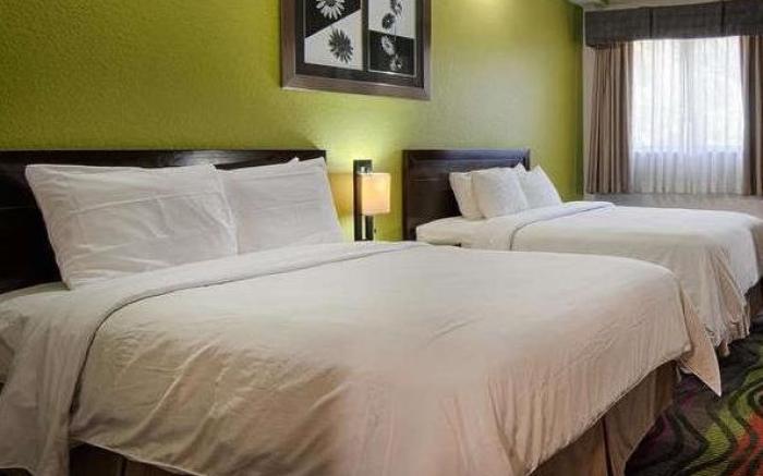 Days Inn & Suites by Wyndham Bonita Springs North Naples