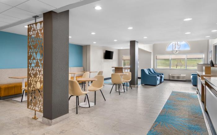 Days Inn & Suites by Wyndham Brandon Amphitheater