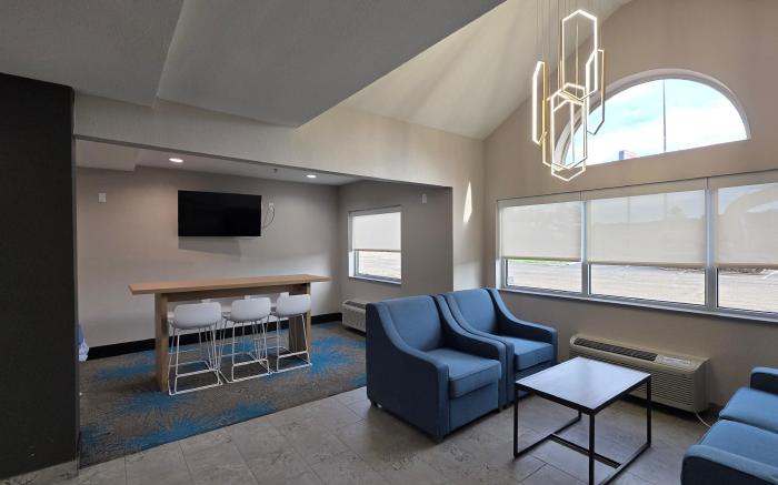 Days Inn & Suites by Wyndham Brandon Amphitheater