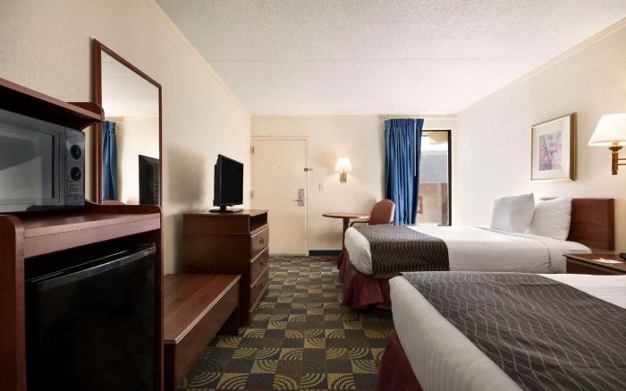 Days Inn & Suites by Wyndham Fayetteville NW Ft Bragg