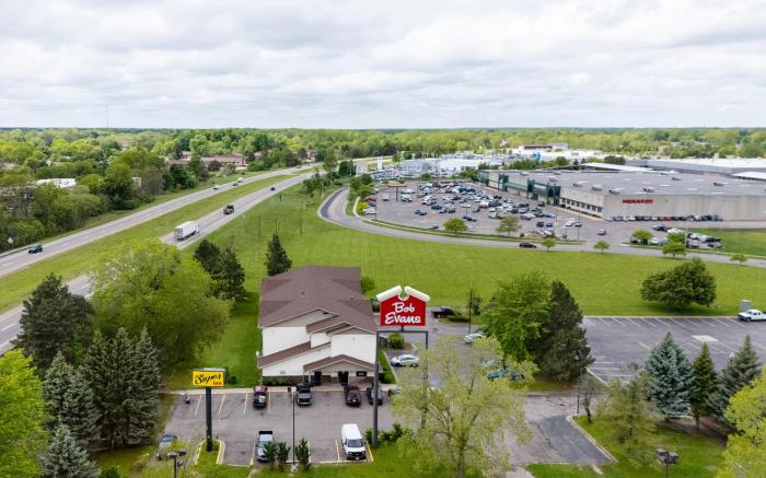 Super Inn by OYO Lansing MI