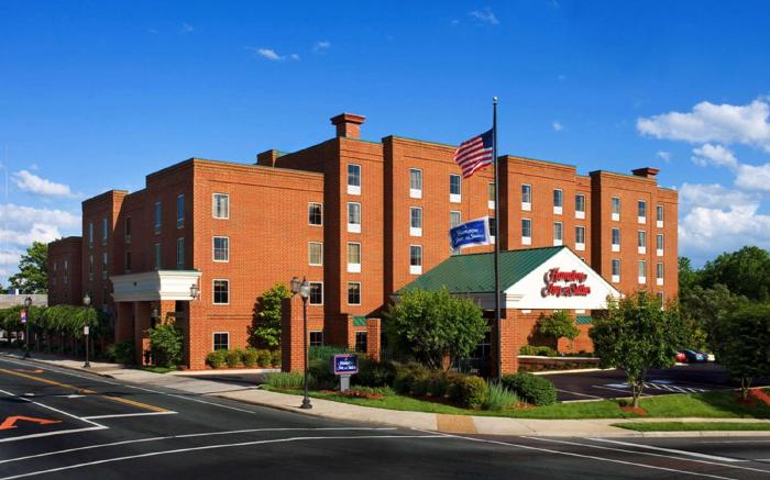 Hampton Inn & Suites Charlottesville-At The University