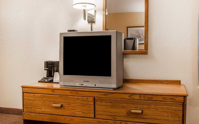 Econo Lodge Inn & Suites