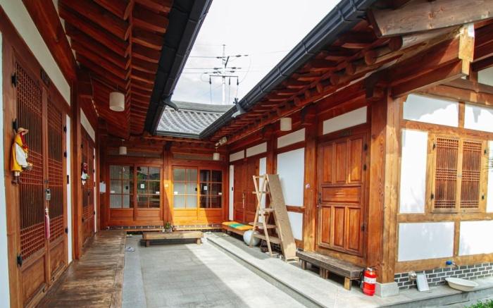 Jeonju Hanok Maeul Deoksugoong (Korea Quality)