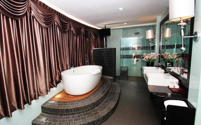 Crown Vista Batam Hotel