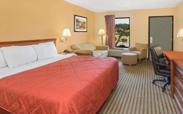 Howard Johnson by Wyndham Chattanooga Lookout Mountain I-24