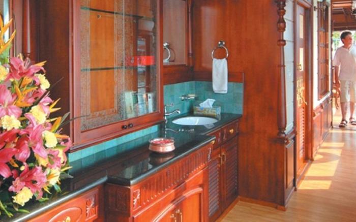 Sterling Houseboat Lake Palace Alleppey