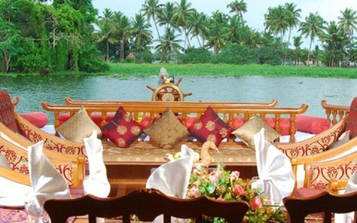 Sterling Houseboat Lake Palace Alleppey