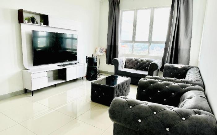 FIZALICHAA LADANG TANJUNG WITH POOL AND 4 BEDROOMS