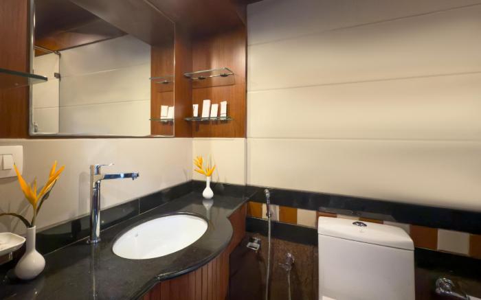 Sterling Houseboat Lake Palace Alleppey