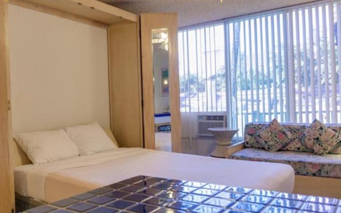 Kuhio Banyan Hotel
