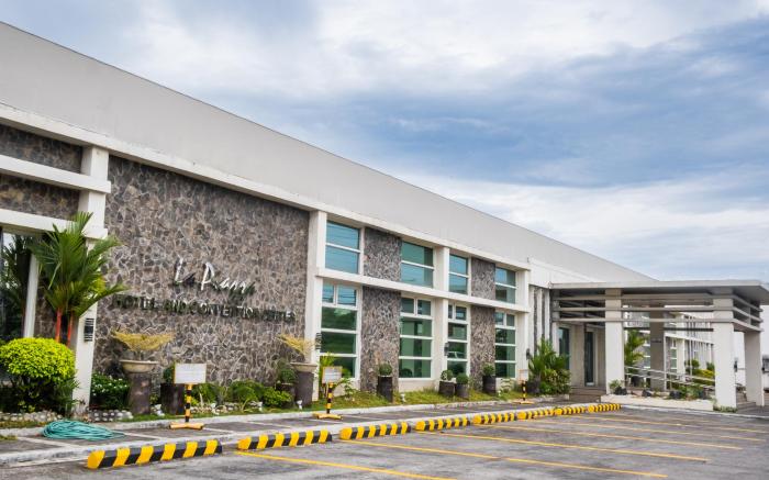 La Piazza Hotel and Convention Center