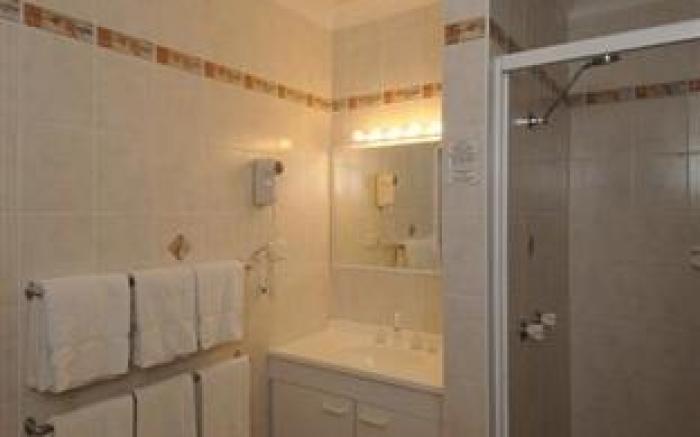 McNevins Parkway Motel