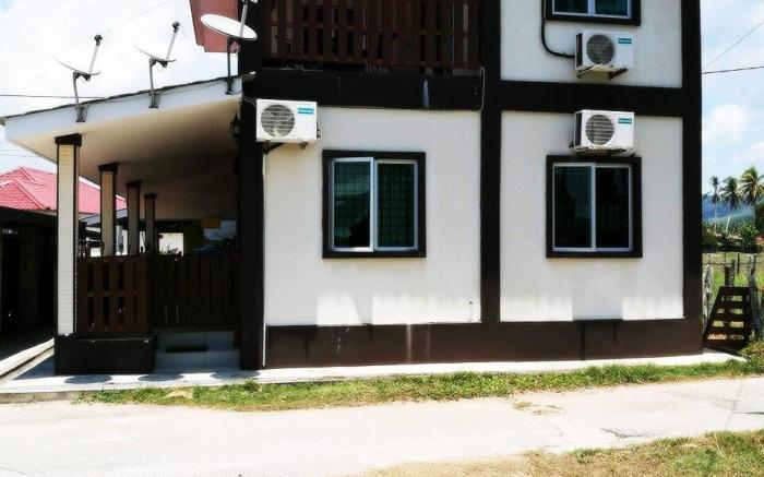 Hj Hassan Guesthouse - Paddy Room 2 (Top Floor)