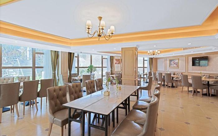 Vienna Hotel Tibet Linzhi Pedestrian Street Hebin Road