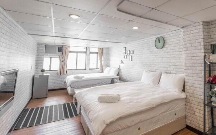 Love Taipei G6 - Luxury - Taipei 101 - MRT Ximen Station - accommodates 1-8 people.