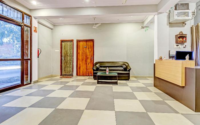 Collection O Orphic Inn Near Munshi Pulia Metro Station