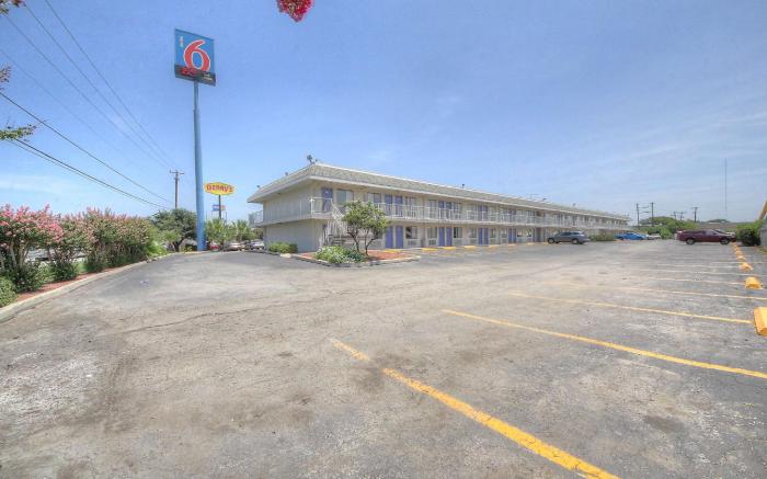 Motel 6 San Antonio, TX - Fort Sam Houston