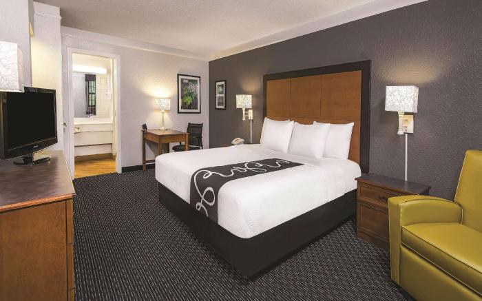 Super 8 by Wyndham The Woodlands North