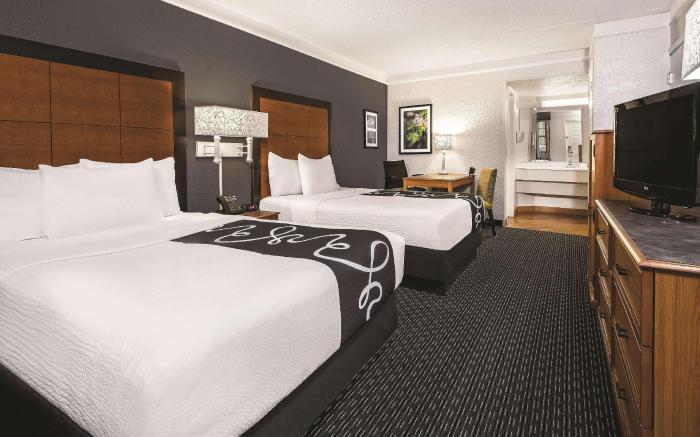 Super 8 by Wyndham The Woodlands North