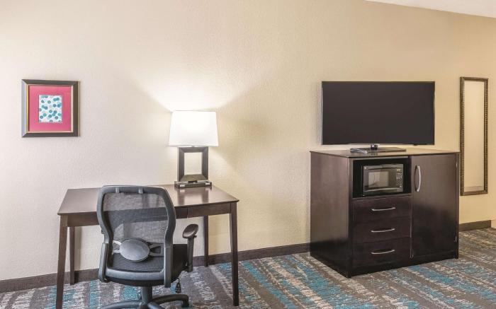 La Quinta Inn & Suites by Wyndham Dallas Grand Prairie South