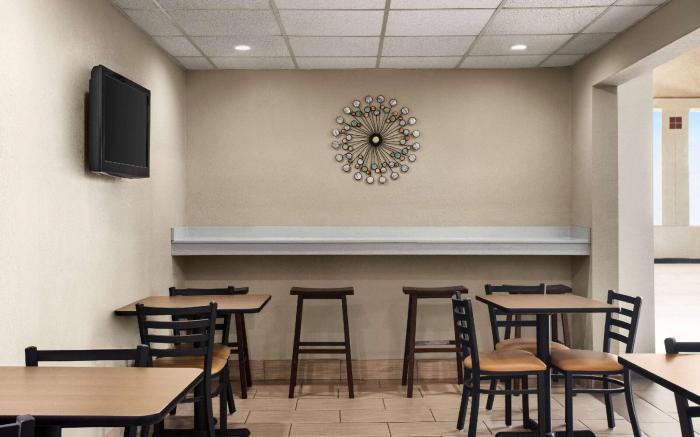 Super 8 by Wyndham Gainesville TX